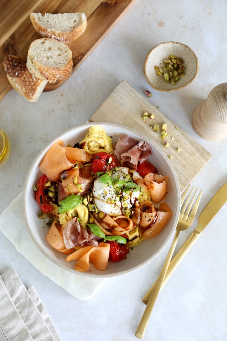 Cette salade de tortellini, melon, prosciutto et burrata mêle simplicité et élégance avec brio. Un plat aux saveurs d'été comme on les aime.