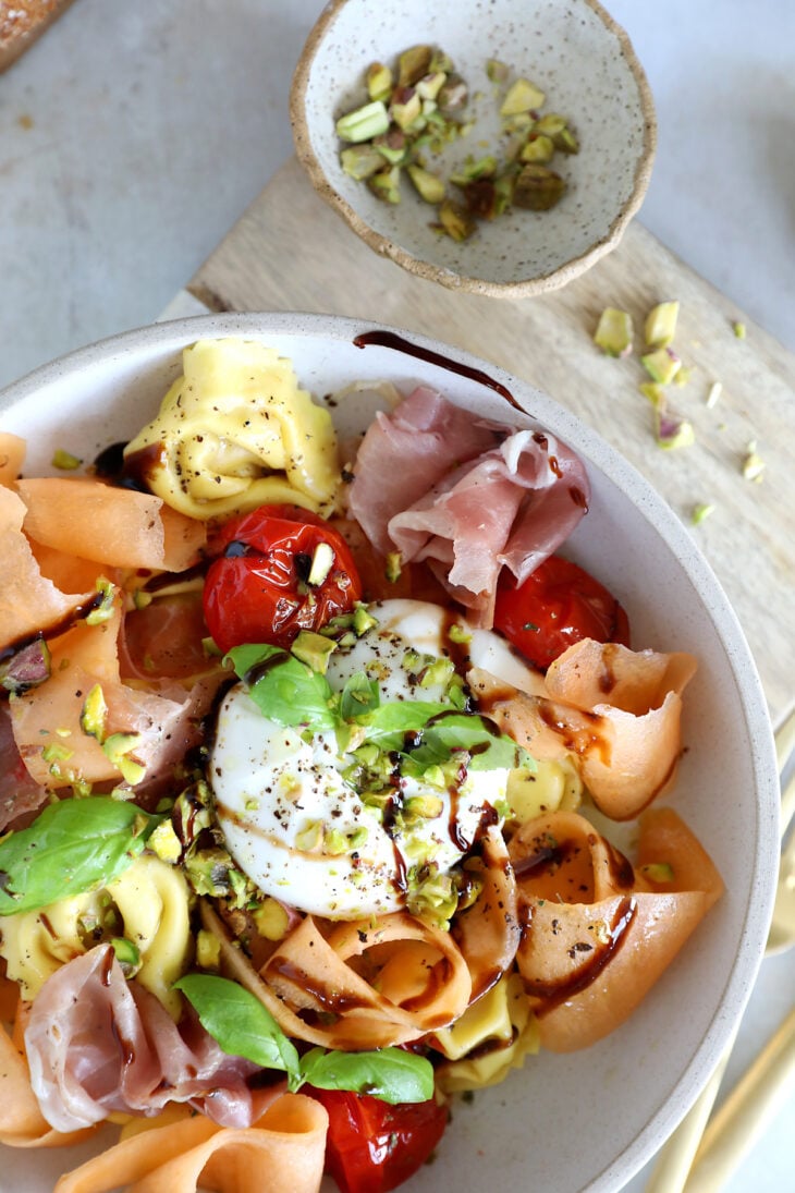 Cette salade de tortellini, melon, prosciutto et burrata mêle simplicité et élégance avec brio. Un plat aux saveurs d'été comme on les aime.