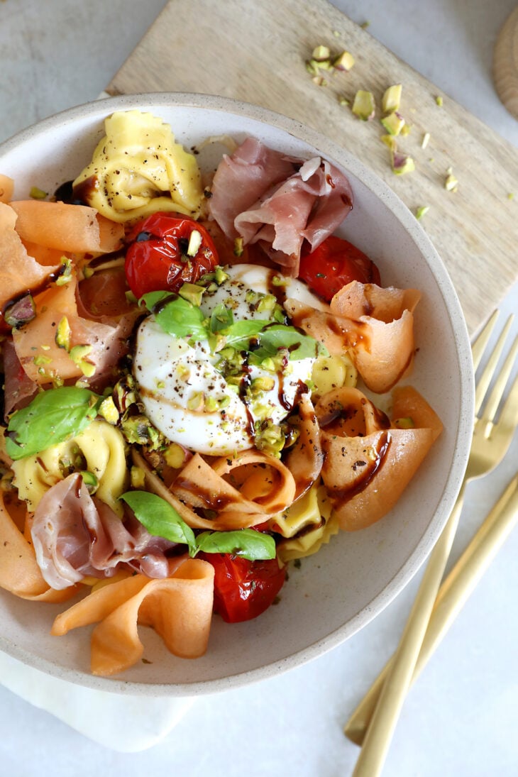 Cette salade de tortellini, melon, prosciutto et burrata mêle simplicité et élégance avec brio. Un plat aux saveurs d'été comme on les aime.
