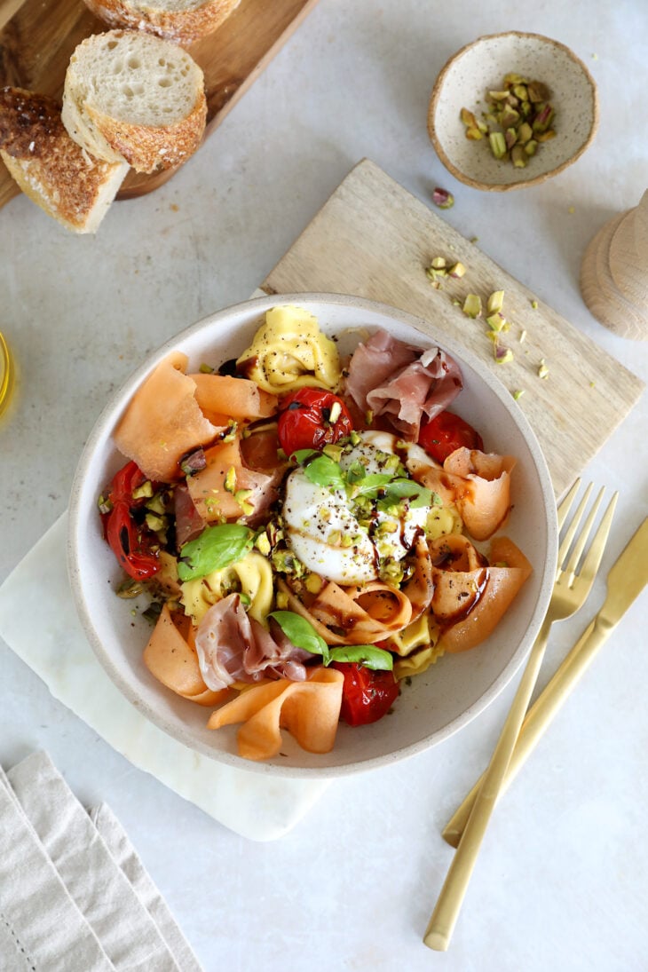 Cette salade de tortellini, melon, prosciutto et burrata mêle simplicité et élégance avec brio. Un plat aux saveurs d'été comme on les aime.