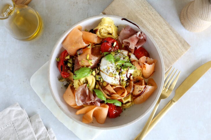 Cette salade de tortellini, melon, prosciutto et burrata mêle simplicité et élégance avec brio. Un plat aux saveurs d'été comme on les aime.