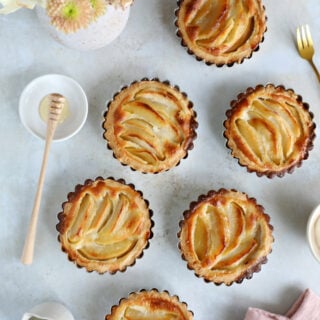 Ces petites tartelettes aux pommes sont aussi jolies que gourmandes. Préparées avec une pâte brisée et une garniture aux pommes fondantes, elles sont parfaites pour le goûter.