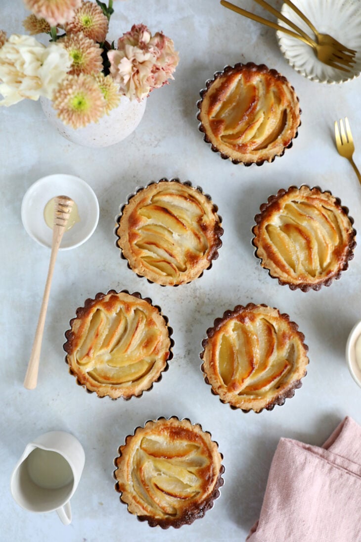 Ces petites tartelettes aux pommes sont aussi jolies que gourmandes. Préparées avec une pâte brisée et une garniture aux pommes fondantes, elles sont parfaites pour le goûter.