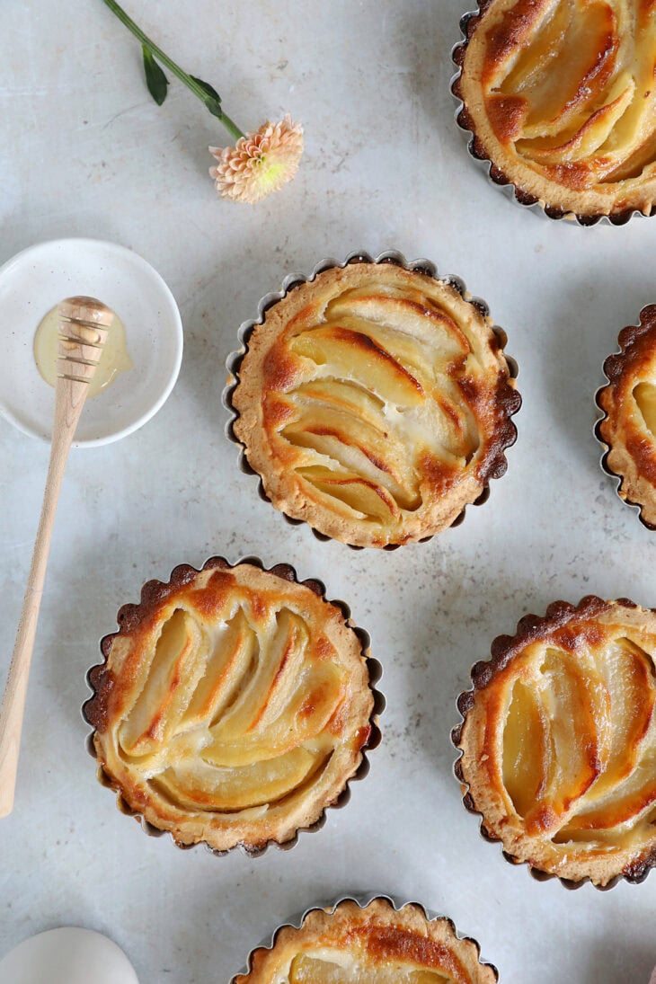 Ces petites tartelettes aux pommes sont aussi jolies que gourmandes. Préparées avec une pâte brisée et une garniture aux pommes fondantes, elles sont parfaites pour le goûter.