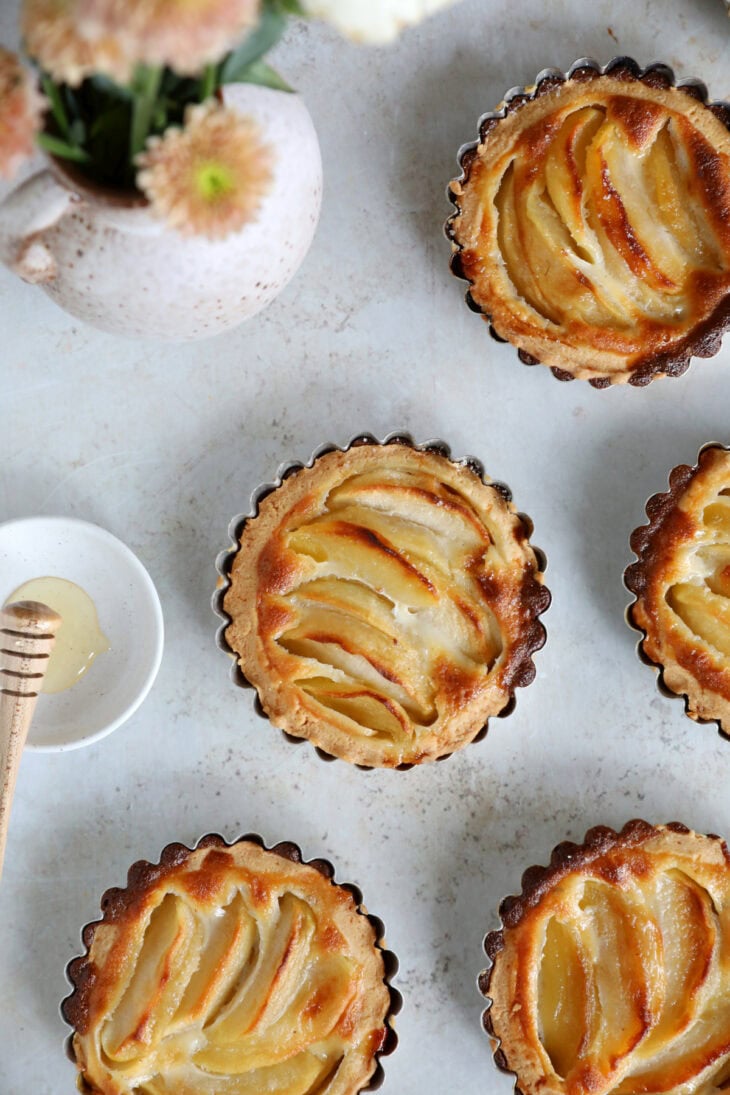 Ces petites tartelettes aux pommes sont aussi jolies que gourmandes. Préparées avec une pâte brisée et une garniture aux pommes fondantes, elles sont parfaites pour le goûter.
