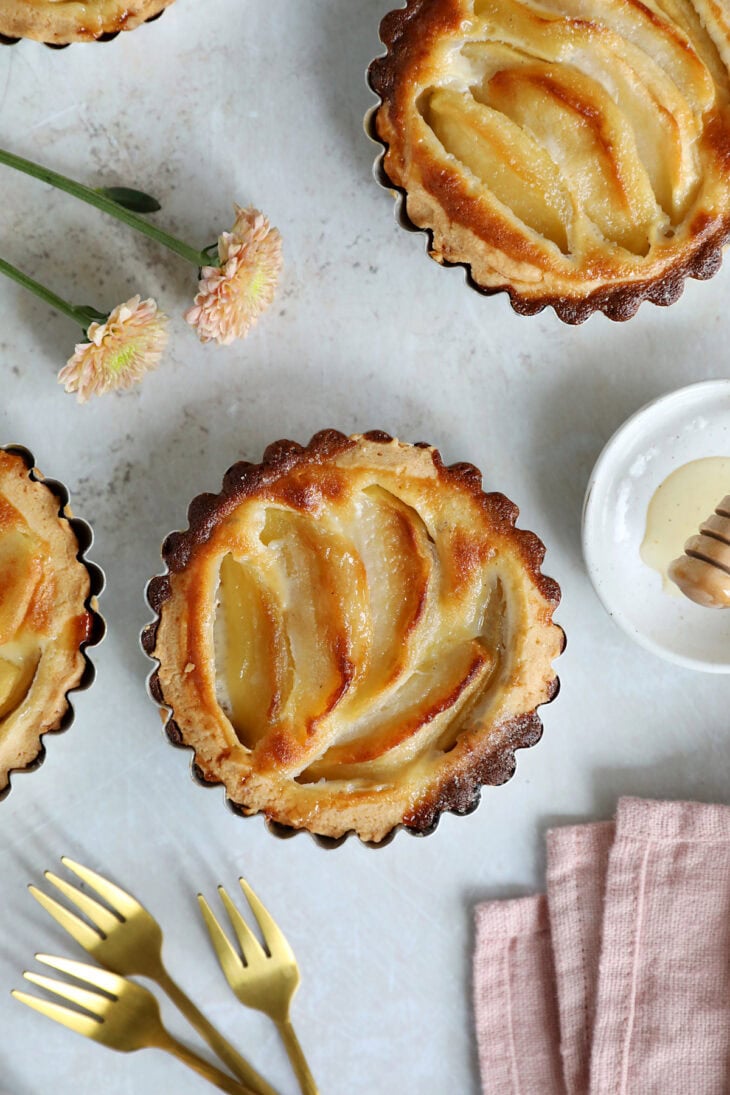 Ces petites tartelettes aux pommes sont aussi jolies que gourmandes. Préparées avec une pâte brisée et une garniture aux pommes fondantes, elles sont parfaites pour le goûter.
