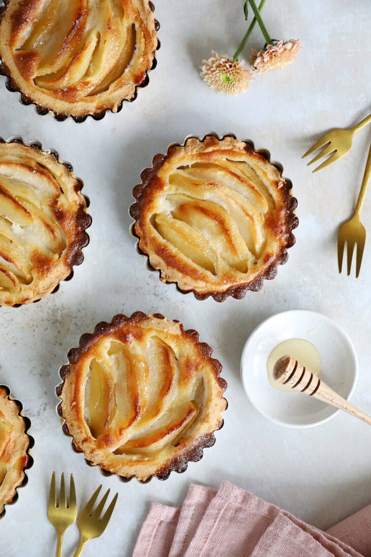 Ces petites tartelettes aux pommes sont aussi jolies que gourmandes. Préparées avec une pâte brisée et une garniture aux pommes fondantes, elles sont parfaites pour le goûter.