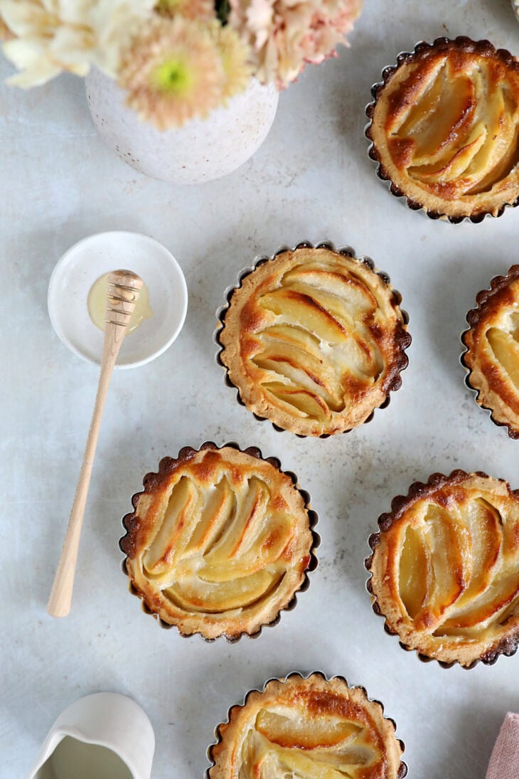 Ces petites tartelettes aux pommes sont aussi jolies que gourmandes. Préparées avec une pâte brisée et une garniture aux pommes fondantes, elles sont parfaites pour le goûter.