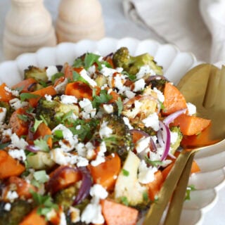 Ce plat de patates douces et brocoli rôtis au four feront un accompagnement végétarien riche en saveurs et prêt en 30 minutes au four.